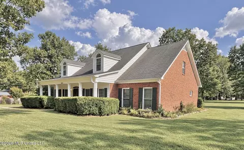 Exterior - 8885 Cedar Crest Ln, Olive Branch, MS 38654 photo 2 of 9