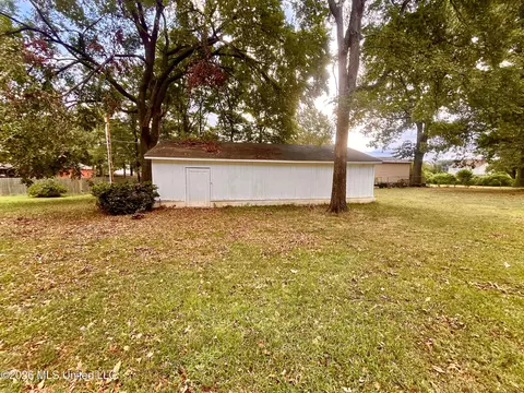 Exterior - 8885 Cedar Crest Ln, Olive Branch, MS 38654 photo 6 of 9