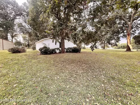 Exterior - 8885 Cedar Crest Ln, Olive Branch, MS 38654 photo 7 of 9