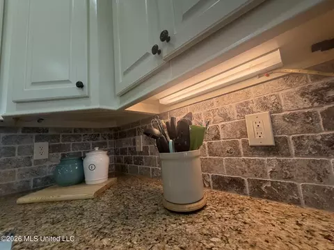 Kitchen - 405 Copper Ridge Dr, Florence, MS 39073 photo 4 of 7