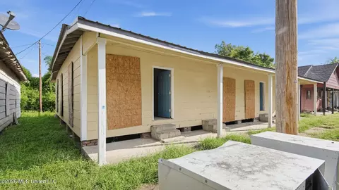 213 Oak St #A-B, Greenwood, MS 38930