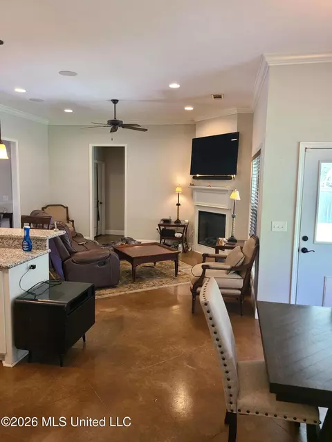 Living - 3 Lenox Ct, Jackson, MS 39211 photo 3 of 3