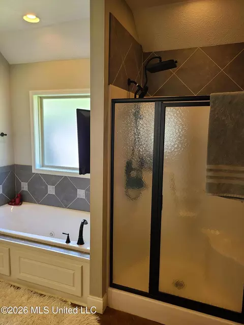 Bath - 3 Lenox Ct, Jackson, MS 39211 photo 3 of 5