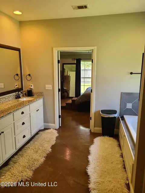 Bath - 3 Lenox Ct, Jackson, MS 39211 photo 1 of 5