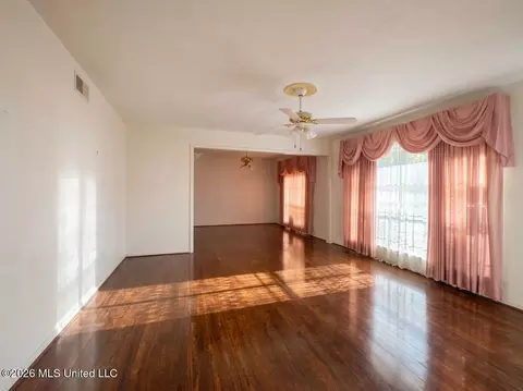 Living - 4314 Watkins Dr, Jackson, MS 39206 photo 2 of 4