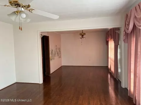 Living - 4314 Watkins Dr, Jackson, MS 39206 photo 4 of 4