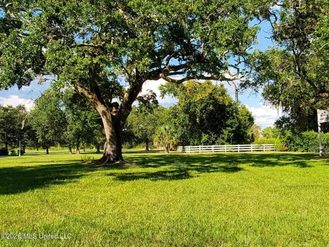 113 Beverly Dr, Bay Saint Louis, MS 39520