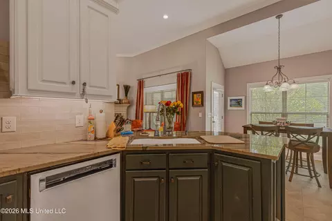 Kitchen - 284 Lighthouse Ln, Brandon, MS 39047 photo 4 of 4