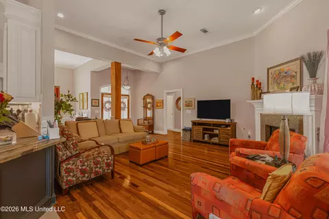 Living - 284 Lighthouse Ln, Brandon, MS 39047 photo 2 of 3