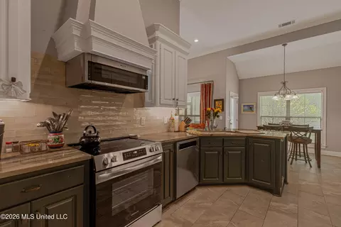 Kitchen - 284 Lighthouse Ln, Brandon, MS 39047 photo 3 of 4