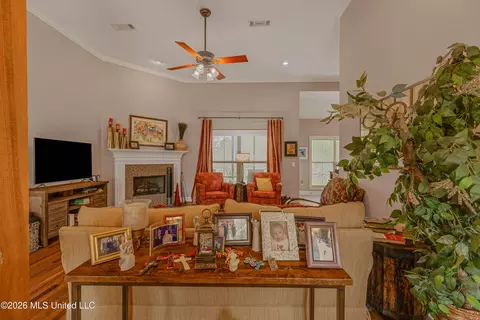 Living - 284 Lighthouse Ln, Brandon, MS 39047 photo 1 of 3