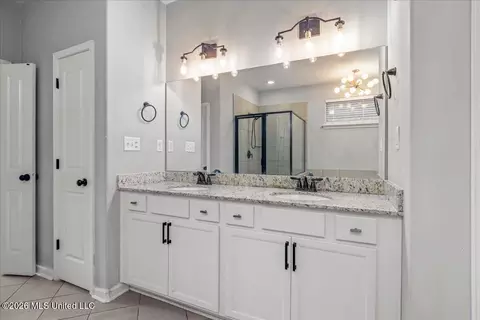 Bath - 5864 Stonecrest Dr, Olive Branch, MS 38654 photo 2 of 4