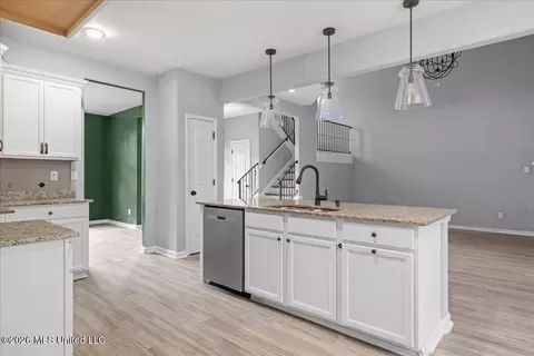 Entry Way - 5864 Stonecrest Dr, Olive Branch, MS 38654 photo 3 of 5