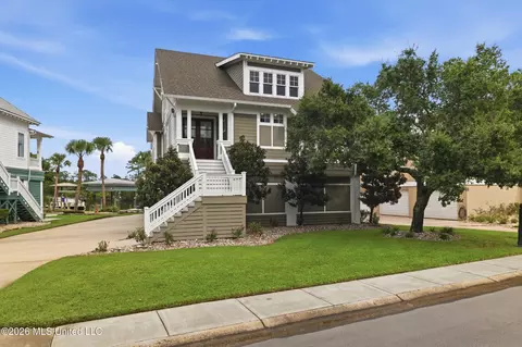68 Bayou Cir, Gulfport, MS 39507