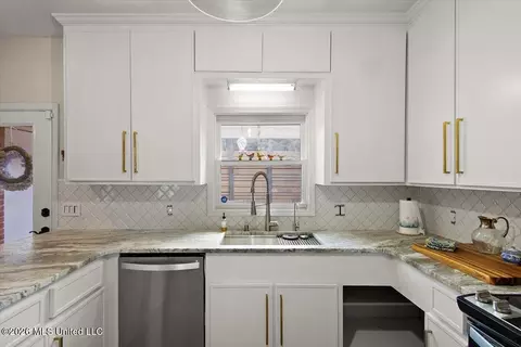 Kitchen - 1012 Bayridge Dr, Jackson, MS 39211 photo 3 of 4