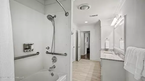Bath - 1955 Douglass Dr, Jackson, MS 39211 photo 2 of 6