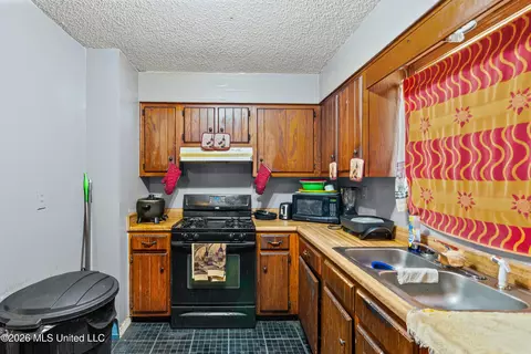 Kitchen - 1615 Mcingvale Rd, Hernando, MS 38632 photo 2 of 2