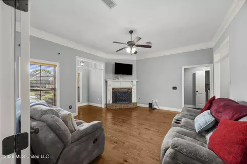 Living - 376 Austin Cir, Brandon, MS 39047 photo 2 of 3