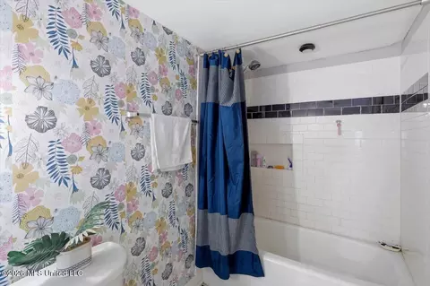 Bath - 1435 Kimwood Dr, Jackson, MS 39211 photo 1 of 5