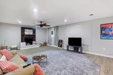 Living - 1435 Kimwood Dr, Jackson, MS 39211 photo 1 of 3