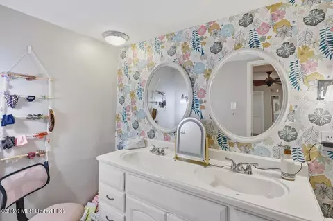 Bath - 1435 Kimwood Dr, Jackson, MS 39211 photo 2 of 5