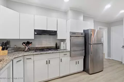 Kitchen - 1435 Kimwood Dr, Jackson, MS 39211 photo 2 of 4