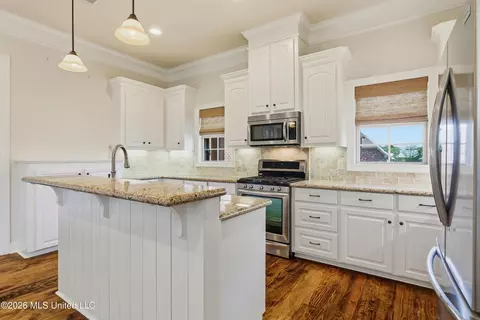Kitchen - 135 Martinique Dr, Madison, MS 39110 photo 2 of 3