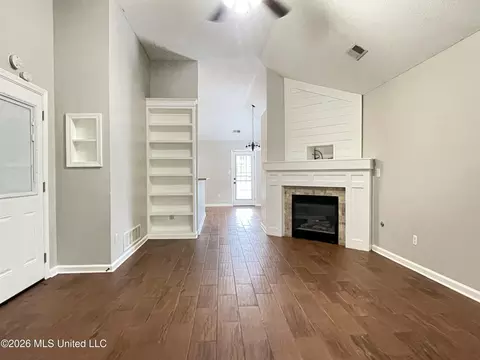 7185 Crape Myrtle Dr, Olive Branch, MS 38654 photo 2