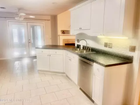 Kitchen - 2160 Heritage Cv, Hernando, MS 38632 photo 2 of 4