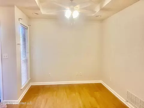 Living - 2160 Heritage Cv, Hernando, MS 38632 photo 2 of 4