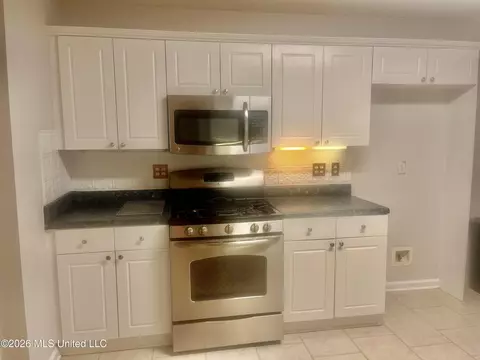 Kitchen - 2160 Heritage Cv, Hernando, MS 38632 photo 3 of 4