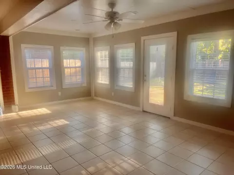 Living - 2160 Heritage Cv, Hernando, MS 38632 photo 4 of 4