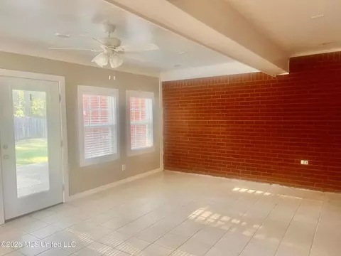 Living - 2160 Heritage Cv, Hernando, MS 38632 photo 3 of 4