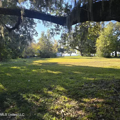 704 Washington Ave, Pascagoula, MS 39567