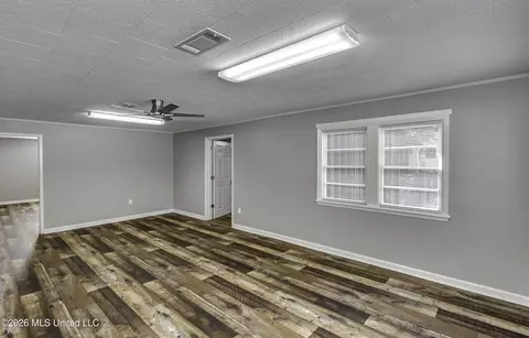 Living - 313 SE 5th Ave, Magee, MS 39111 photo 4 of 7
