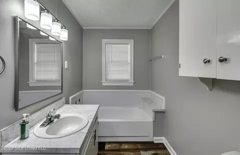 Bath - 313 SE 5th Ave, Magee, MS 39111 photo 2 of 5