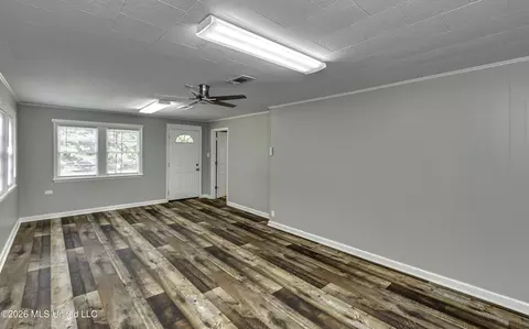 Living - 313 SE 5th Ave, Magee, MS 39111 photo 2 of 7