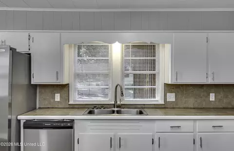 Kitchen - 313 SE 5th Ave, Magee, MS 39111 photo 2 of 2