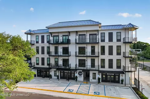 124 Court St #306, Bay Saint Louis, MS 39520