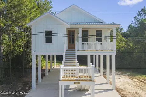 302 Terrace Ave, Waveland, MS 39576