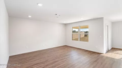 Living - 784 Statesman Dr, Byram, MS 39272 photo 2 of 3