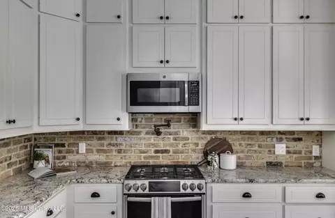 Kitchen - 150 Pine Ridge Cir, Brandon, MS 39047 photo 4 of 7