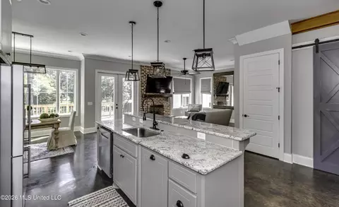 Kitchen - 150 Pine Ridge Cir, Brandon, MS 39047 photo 5 of 7