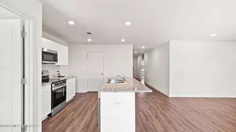 Entry Way - 768 Statesman Dr, Byram, MS 39272 photo 3 of 5