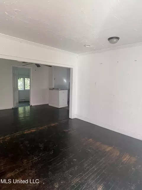 Living - 2826 Donaldson Dr, Jackson, MS 39212 photo 2 of 2