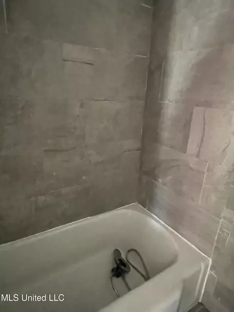 Bath - 2826 Donaldson Dr, Jackson, MS 39212 photo 2 of 5