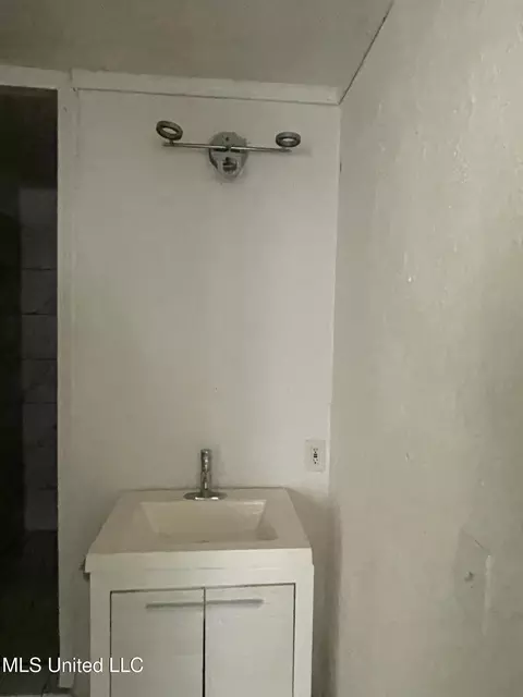 Bath - 2826 Donaldson Dr, Jackson, MS 39212 photo 4 of 5