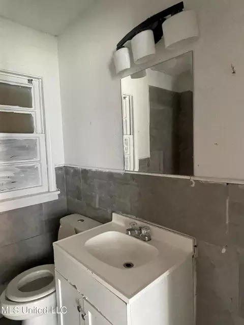 Bath - 2826 Donaldson Dr, Jackson, MS 39212 photo 1 of 5