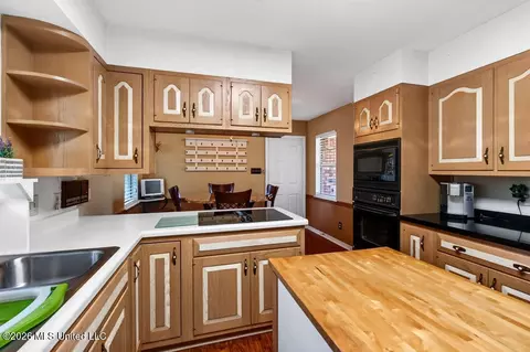 Kitchen - 674 Hilo St, Diamondhead, MS 39525 photo 4 of 5