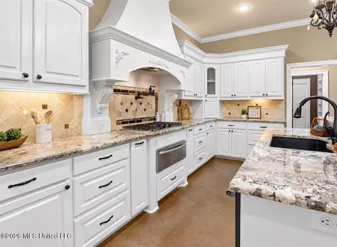 Kitchen - 166 Stratford Dr, Brandon, MS 39042 photo 4 of 5